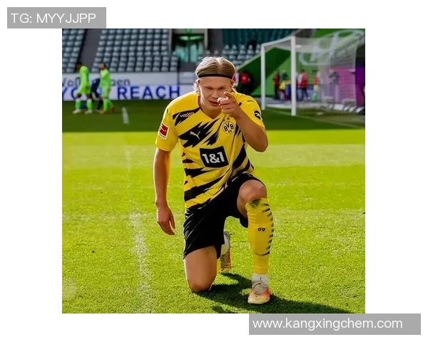 特别强壮的足球明星如何在赛场上展现力量与技巧的完美结合